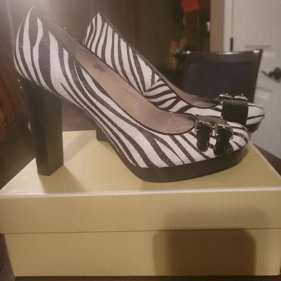 Michael Kors Black and White Elegant Heels - Picture 2 of 4